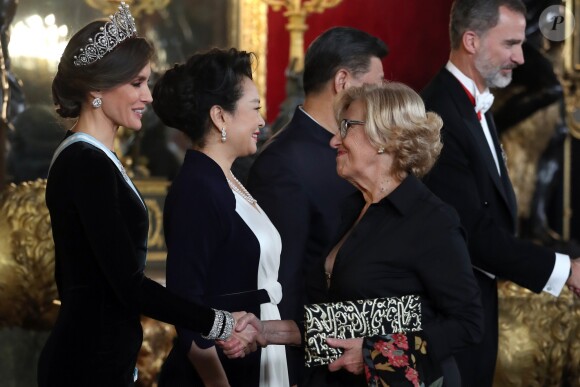 Le roi Felipe VI d'Espagne et la reine Letizia, qui portait pour l'occasion le fabuleux "diadème russe" (ou "loop tiara") de Cartier, ont donné un dîner officiel en l'honneur du président de la République populaire de Chine Xi Jinping et sa femme Peng Liyuan le 28 novembre 2018 au palais royal à Madrid.