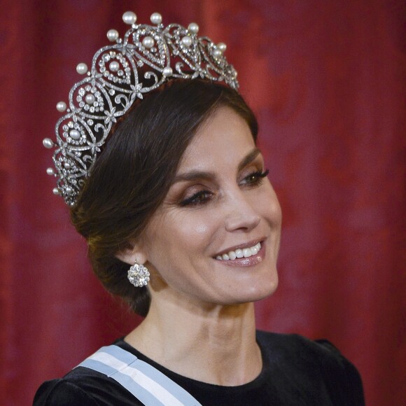 Le roi Felipe VI d'Espagne et la reine Letizia, qui portait pour l'occasion le fabuleux "diadème russe" (ou "loop tiara") de Cartier, ont donné un dîner officiel en l'honneur du président de la République populaire de Chine Xi Jinping et sa femme Peng Liyuan le 28 novembre 2018 au palais royal à Madrid.