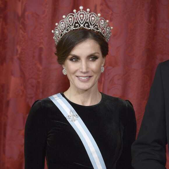Le roi Felipe VI d'Espagne et la reine Letizia, qui portait pour l'occasion le fabuleux "diadème russe" (ou "loop tiara") de Cartier, ont donné un dîner officiel en l'honneur du président de la République populaire de Chine Xi Jinping et sa femme Peng Liyuan le 28 novembre 2018 au palais royal à Madrid.