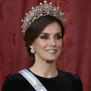 Le roi Felipe VI d'Espagne et la reine Letizia, qui portait pour l'occasion le fabuleux "diadème russe" (ou "loop tiara") de Cartier, ont donné un dîner officiel en l'honneur du président de la République populaire de Chine Xi Jinping et sa femme Peng Liyuan le 28 novembre 2018 au palais royal à Madrid.
