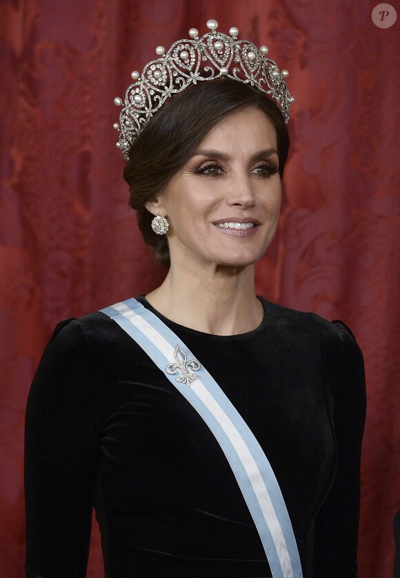 Le roi Felipe VI d'Espagne et la reine Letizia, qui portait pour l'occasion le fabuleux "diadème russe" (ou "loop tiara") de Cartier, ont donné un dîner officiel en l'honneur du président de la République populaire de Chine Xi Jinping et sa femme Peng Liyuan le 28 novembre 2018 au palais royal à Madrid.