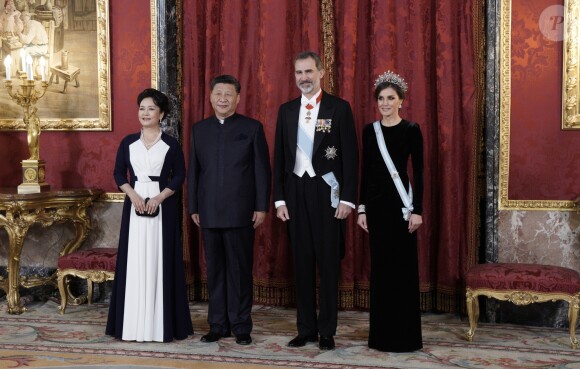 Le roi Felipe VI d'Espagne et la reine Letizia, qui portait pour l'occasion le fabuleux "diadème russe" (ou "loop tiara") de Cartier, ont donné un dîner officiel en l'honneur du président de la République populaire de Chine Xi Jinping et sa femme Peng Liyuan le 28 novembre 2018 au palais royal à Madrid.