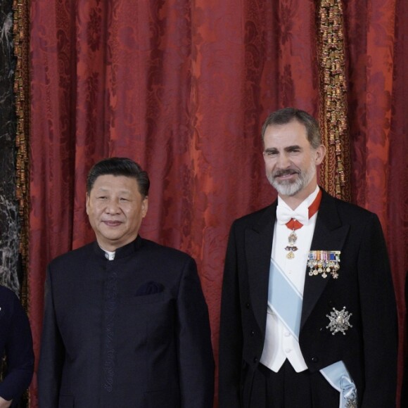 Le roi Felipe VI d'Espagne et la reine Letizia, qui portait pour l'occasion le fabuleux "diadème russe" (ou "loop tiara") de Cartier, ont donné un dîner officiel en l'honneur du président de la République populaire de Chine Xi Jinping et sa femme Peng Liyuan le 28 novembre 2018 au palais royal à Madrid.