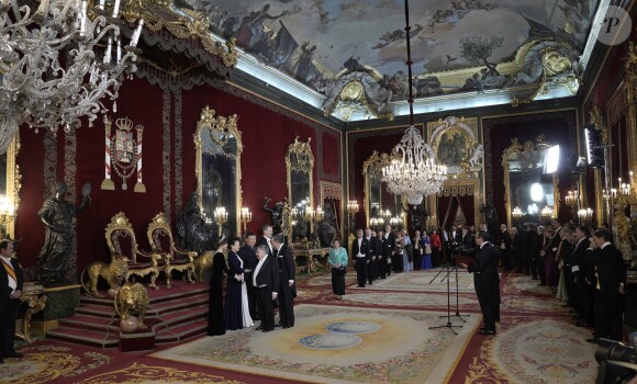 Le roi Felipe VI d'Espagne et la reine Letizia, qui portait pour l'occasion le fabuleux "diadème russe" (ou "loop tiara") de Cartier, ont donné un dîner officiel en l'honneur du président de la République populaire de Chine Xi Jinping et sa femme Peng Liyuan le 28 novembre 2018 au palais royal à Madrid.