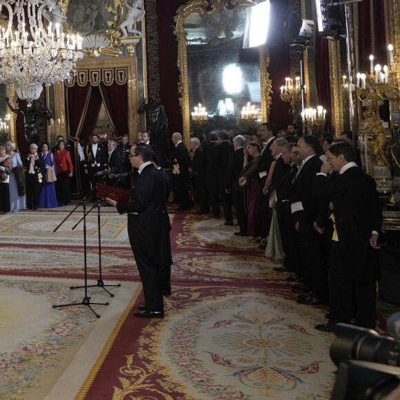 Le roi Felipe VI d'Espagne et la reine Letizia, qui portait pour l'occasion le fabuleux "diadème russe" (ou "loop tiara") de Cartier, ont donné un dîner officiel en l'honneur du président de la République populaire de Chine Xi Jinping et sa femme Peng Liyuan le 28 novembre 2018 au palais royal à Madrid.