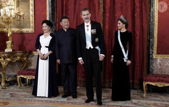 Le roi Felipe VI d'Espagne et la reine Letizia, qui portait pour l'occasion le fabuleux "diadème russe" (ou "loop tiara") de Cartier, ont donné un dîner officiel en l'honneur du président de la République populaire de Chine Xi Jinping et sa femme Peng Liyuan le 28 novembre 2018 au palais royal à Madrid.
