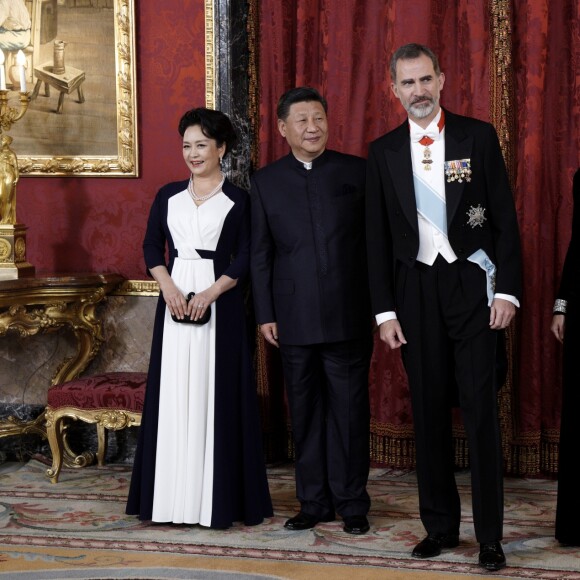 Le roi Felipe VI d'Espagne et la reine Letizia, qui portait pour l'occasion le fabuleux "diadème russe" (ou "loop tiara") de Cartier, ont donné un dîner officiel en l'honneur du président de la République populaire de Chine Xi Jinping et sa femme Peng Liyuan le 28 novembre 2018 au palais royal à Madrid.