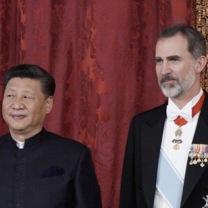 Le roi Felipe VI d'Espagne et la reine Letizia, qui portait pour l'occasion le fabuleux "diadème russe" (ou "loop tiara") de Cartier, ont donné un dîner officiel en l'honneur du président de la République populaire de Chine Xi Jinping et sa femme Peng Liyuan le 28 novembre 2018 au palais royal à Madrid.