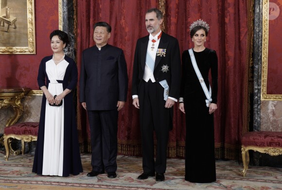 Le roi Felipe VI d'Espagne et la reine Letizia, qui portait pour l'occasion le fabuleux "diadème russe" (ou "loop tiara") de Cartier, ont donné un dîner officiel en l'honneur du président de la République populaire de Chine Xi Jinping et sa femme Peng Liyuan le 28 novembre 2018 au palais royal à Madrid.