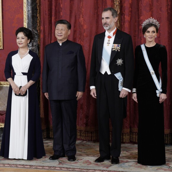 Le roi Felipe VI d'Espagne et la reine Letizia, qui portait pour l'occasion le fabuleux "diadème russe" (ou "loop tiara") de Cartier, ont donné un dîner officiel en l'honneur du président de la République populaire de Chine Xi Jinping et sa femme Peng Liyuan le 28 novembre 2018 au palais royal à Madrid.