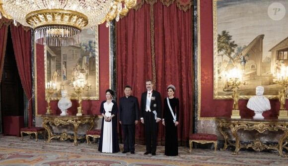 Le roi Felipe VI d'Espagne et la reine Letizia, qui portait pour l'occasion le fabuleux "diadème russe" (ou "loop tiara") de Cartier, ont donné un dîner officiel en l'honneur du président de la République populaire de Chine Xi Jinping et sa femme Peng Liyuan le 28 novembre 2018 au palais royal à Madrid.