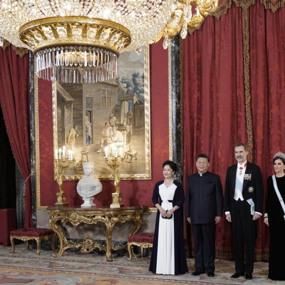 Le roi Felipe VI d'Espagne et la reine Letizia, qui portait pour l'occasion le fabuleux "diadème russe" (ou "loop tiara") de Cartier, ont donné un dîner officiel en l'honneur du président de la République populaire de Chine Xi Jinping et sa femme Peng Liyuan le 28 novembre 2018 au palais royal à Madrid.