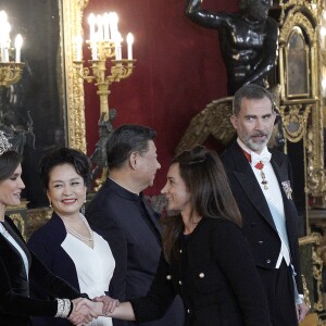 Le roi Felipe VI d'Espagne et la reine Letizia, qui portait pour l'occasion le fabuleux "diadème russe" (ou "loop tiara") de Cartier, ont donné un dîner officiel en l'honneur du président de la République populaire de Chine Xi Jinping et sa femme Peng Liyuan le 28 novembre 2018 au palais royal à Madrid.