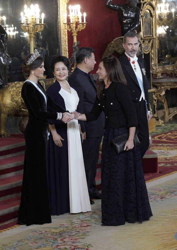Le roi Felipe VI d'Espagne et la reine Letizia, qui portait pour l'occasion le fabuleux "diadème russe" (ou "loop tiara") de Cartier, ont donné un dîner officiel en l'honneur du président de la République populaire de Chine Xi Jinping et sa femme Peng Liyuan le 28 novembre 2018 au palais royal à Madrid.