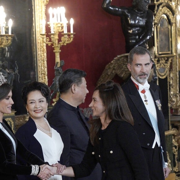 Le roi Felipe VI d'Espagne et la reine Letizia, qui portait pour l'occasion le fabuleux "diadème russe" (ou "loop tiara") de Cartier, ont donné un dîner officiel en l'honneur du président de la République populaire de Chine Xi Jinping et sa femme Peng Liyuan le 28 novembre 2018 au palais royal à Madrid.