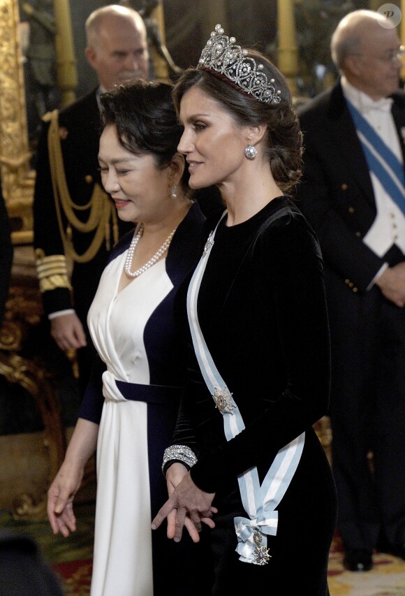 Le roi Felipe VI d'Espagne et la reine Letizia, qui portait pour l'occasion le fabuleux "diadème russe" (ou "loop tiara") de Cartier, ont donné un dîner officiel en l'honneur du président de la République populaire de Chine Xi Jinping et sa femme Peng Liyuan le 28 novembre 2018 au palais royal à Madrid.