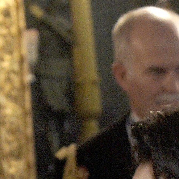 Le roi Felipe VI d'Espagne et la reine Letizia, qui portait pour l'occasion le fabuleux "diadème russe" (ou "loop tiara") de Cartier, ont donné un dîner officiel en l'honneur du président de la République populaire de Chine Xi Jinping et sa femme Peng Liyuan le 28 novembre 2018 au palais royal à Madrid.