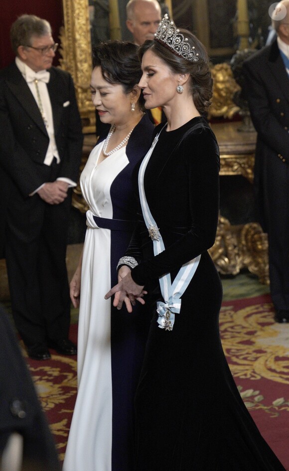 Le roi Felipe VI d'Espagne et la reine Letizia, qui portait pour l'occasion le fabuleux "diadème russe" (ou "loop tiara") de Cartier, ont donné un dîner officiel en l'honneur du président de la République populaire de Chine Xi Jinping et sa femme Peng Liyuan le 28 novembre 2018 au palais royal à Madrid.