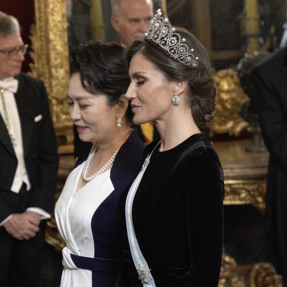 Le roi Felipe VI d'Espagne et la reine Letizia, qui portait pour l'occasion le fabuleux "diadème russe" (ou "loop tiara") de Cartier, ont donné un dîner officiel en l'honneur du président de la République populaire de Chine Xi Jinping et sa femme Peng Liyuan le 28 novembre 2018 au palais royal à Madrid.