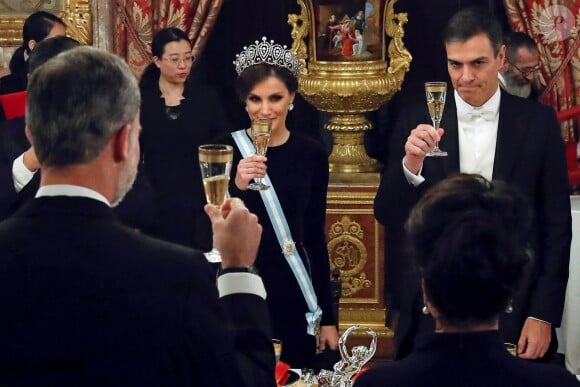 Le roi Felipe VI d'Espagne et la reine Letizia, qui portait pour l'occasion le fabuleux "diadème russe" (ou "loop tiara") de Cartier, ont donné un dîner officiel en l'honneur du président de la République populaire de Chine Xi Jinping et sa femme Peng Liyuan le 28 novembre 2018 au palais royal à Madrid.