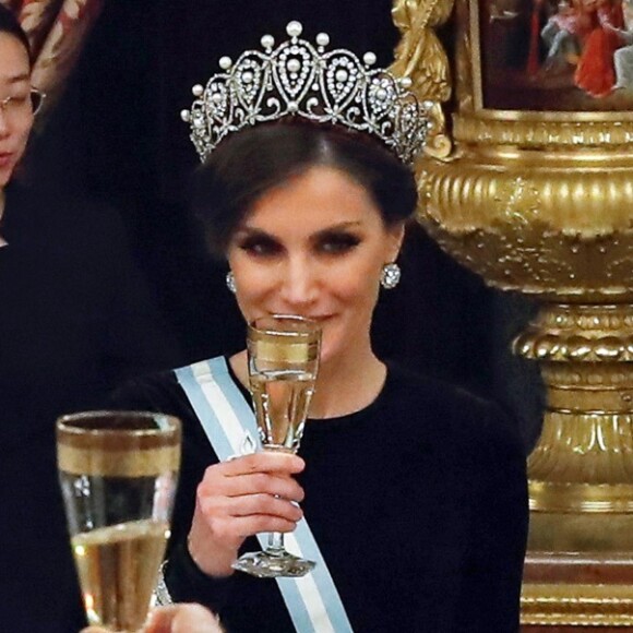 Le roi Felipe VI d'Espagne et la reine Letizia, qui portait pour l'occasion le fabuleux "diadème russe" (ou "loop tiara") de Cartier, ont donné un dîner officiel en l'honneur du président de la République populaire de Chine Xi Jinping et sa femme Peng Liyuan le 28 novembre 2018 au palais royal à Madrid.