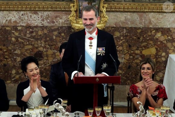 Le roi Felipe VI d'Espagne et la reine Letizia, qui portait pour l'occasion le fabuleux "diadème russe" (ou "loop tiara") de Cartier, ont donné un dîner officiel en l'honneur du président de la République populaire de Chine Xi Jinping et sa femme Peng Liyuan le 28 novembre 2018 au palais royal à Madrid.