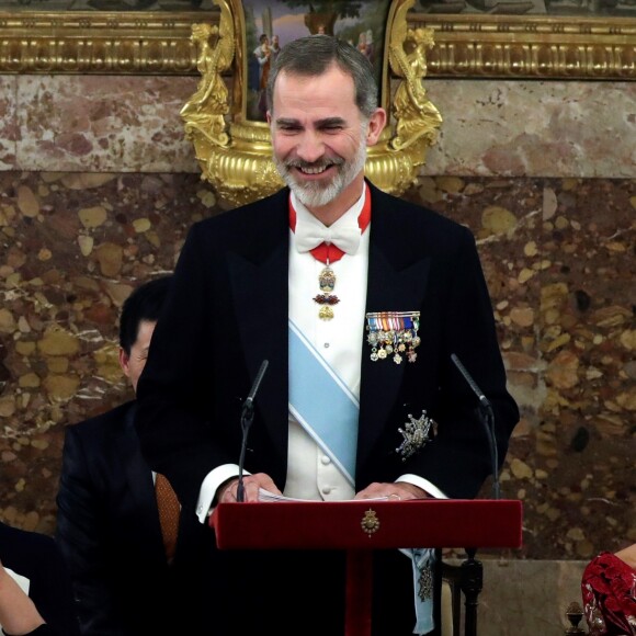 Le roi Felipe VI d'Espagne et la reine Letizia, qui portait pour l'occasion le fabuleux "diadème russe" (ou "loop tiara") de Cartier, ont donné un dîner officiel en l'honneur du président de la République populaire de Chine Xi Jinping et sa femme Peng Liyuan le 28 novembre 2018 au palais royal à Madrid.
