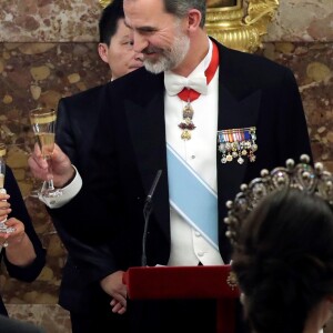 Le roi Felipe VI d'Espagne et la reine Letizia, qui portait pour l'occasion le fabuleux "diadème russe" (ou "loop tiara") de Cartier, ont donné un dîner officiel en l'honneur du président de la République populaire de Chine Xi Jinping et sa femme Peng Liyuan le 28 novembre 2018 au palais royal à Madrid.
