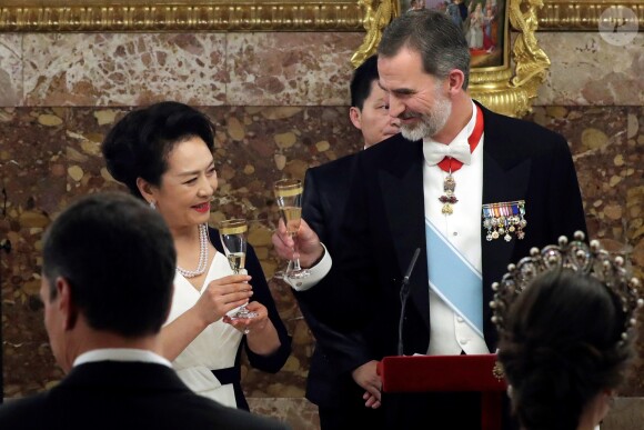 Le roi Felipe VI d'Espagne et la reine Letizia, qui portait pour l'occasion le fabuleux "diadème russe" (ou "loop tiara") de Cartier, ont donné un dîner officiel en l'honneur du président de la République populaire de Chine Xi Jinping et sa femme Peng Liyuan le 28 novembre 2018 au palais royal à Madrid.