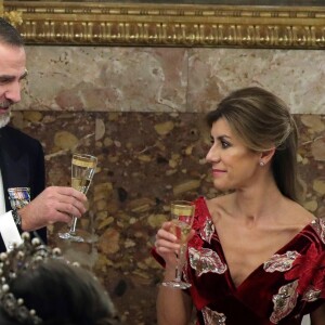 Le roi Felipe VI d'Espagne et la reine Letizia, qui portait pour l'occasion le fabuleux "diadème russe" (ou "loop tiara") de Cartier, ont donné un dîner officiel en l'honneur du président de la République populaire de Chine Xi Jinping et sa femme Peng Liyuan le 28 novembre 2018 au palais royal à Madrid.
