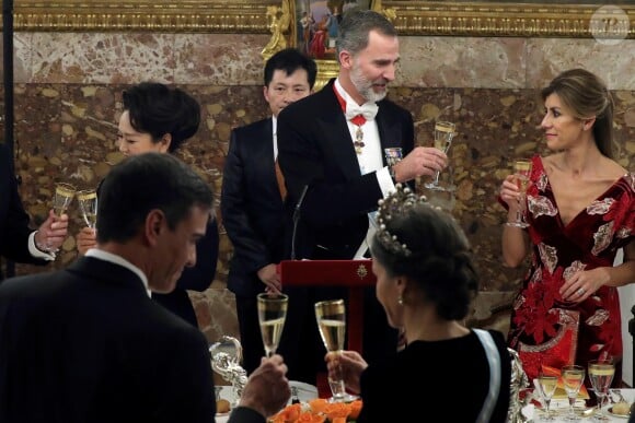 Le roi Felipe VI d'Espagne et la reine Letizia, qui portait pour l'occasion le fabuleux "diadème russe" (ou "loop tiara") de Cartier, ont donné un dîner officiel en l'honneur du président de la République populaire de Chine Xi Jinping et sa femme Peng Liyuan le 28 novembre 2018 au palais royal à Madrid.