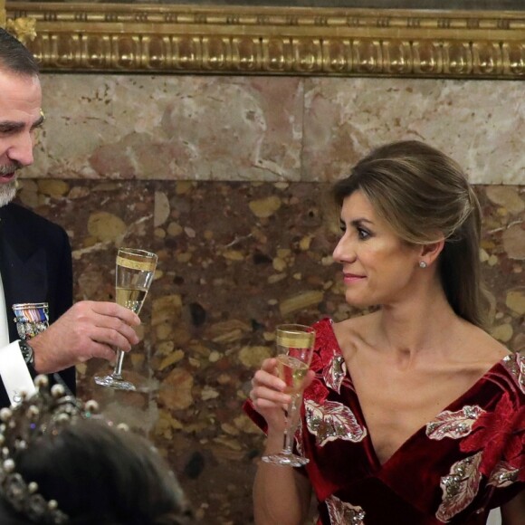 Le roi Felipe VI d'Espagne et la reine Letizia, qui portait pour l'occasion le fabuleux "diadème russe" (ou "loop tiara") de Cartier, ont donné un dîner officiel en l'honneur du président de la République populaire de Chine Xi Jinping et sa femme Peng Liyuan le 28 novembre 2018 au palais royal à Madrid.