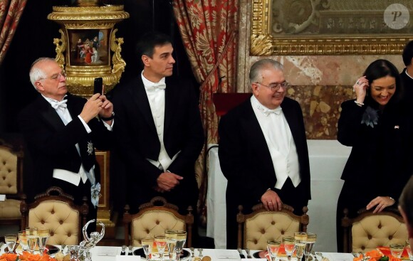 Le roi Felipe VI d'Espagne et la reine Letizia, qui portait pour l'occasion le fabuleux "diadème russe" (ou "loop tiara") de Cartier, ont donné un dîner officiel en l'honneur du président de la République populaire de Chine Xi Jinping et sa femme Peng Liyuan le 28 novembre 2018 au palais royal à Madrid.