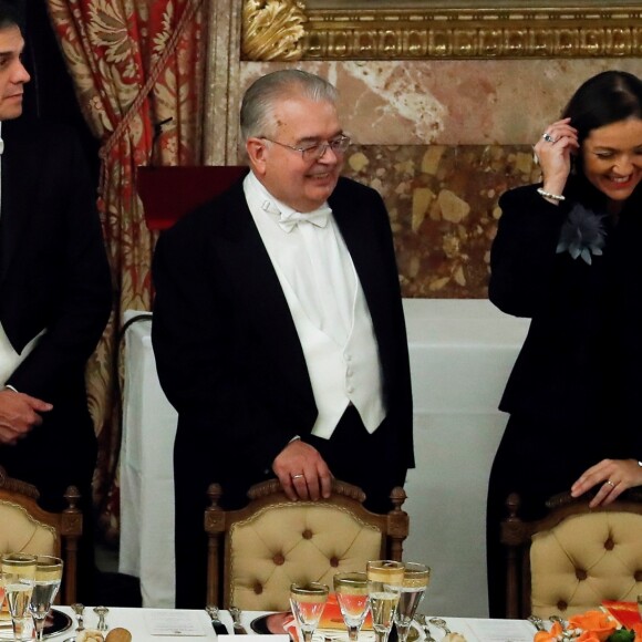 Le roi Felipe VI d'Espagne et la reine Letizia, qui portait pour l'occasion le fabuleux "diadème russe" (ou "loop tiara") de Cartier, ont donné un dîner officiel en l'honneur du président de la République populaire de Chine Xi Jinping et sa femme Peng Liyuan le 28 novembre 2018 au palais royal à Madrid.