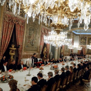 Le roi Felipe VI d'Espagne et la reine Letizia, qui portait pour l'occasion le fabuleux "diadème russe" (ou "loop tiara") de Cartier, ont donné un dîner officiel en l'honneur du président de la République populaire de Chine Xi Jinping et sa femme Peng Liyuan le 28 novembre 2018 au palais royal à Madrid.
