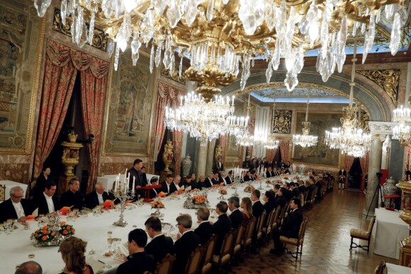 Le roi Felipe VI d'Espagne et la reine Letizia, qui portait pour l'occasion le fabuleux "diadème russe" (ou "loop tiara") de Cartier, ont donné un dîner officiel en l'honneur du président de la République populaire de Chine Xi Jinping et sa femme Peng Liyuan le 28 novembre 2018 au palais royal à Madrid.