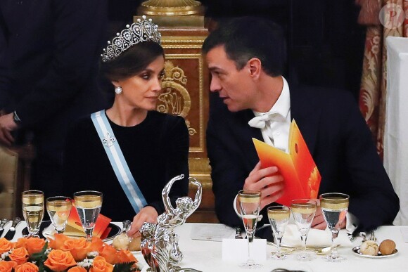 Le roi Felipe VI d'Espagne et la reine Letizia, qui portait pour l'occasion le fabuleux "diadème russe" (ou "loop tiara") de Cartier, ont donné un dîner officiel en l'honneur du président de la République populaire de Chine Xi Jinping et sa femme Peng Liyuan le 28 novembre 2018 au palais royal à Madrid.