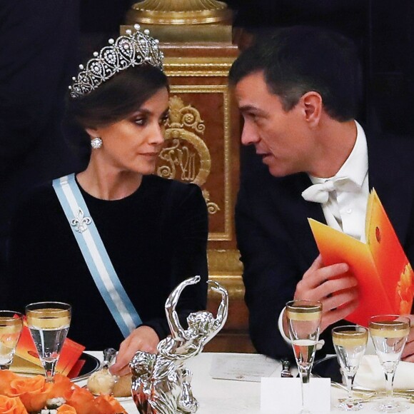 Le roi Felipe VI d'Espagne et la reine Letizia, qui portait pour l'occasion le fabuleux "diadème russe" (ou "loop tiara") de Cartier, ont donné un dîner officiel en l'honneur du président de la République populaire de Chine Xi Jinping et sa femme Peng Liyuan le 28 novembre 2018 au palais royal à Madrid.