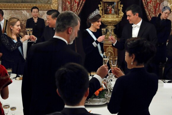 Le roi Felipe VI d'Espagne et la reine Letizia, qui portait pour l'occasion le fabuleux "diadème russe" (ou "loop tiara") de Cartier, ont donné un dîner officiel en l'honneur du président de la République populaire de Chine Xi Jinping et sa femme Peng Liyuan le 28 novembre 2018 au palais royal à Madrid.