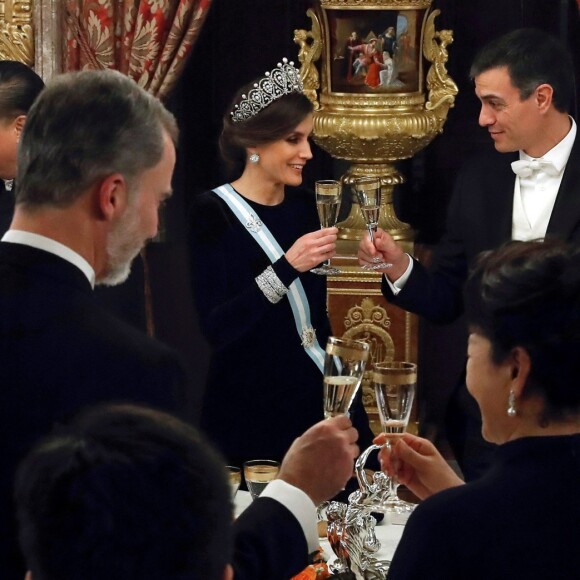 Le roi Felipe VI d'Espagne et la reine Letizia, qui portait pour l'occasion le fabuleux "diadème russe" (ou "loop tiara") de Cartier, ont donné un dîner officiel en l'honneur du président de la République populaire de Chine Xi Jinping et sa femme Peng Liyuan le 28 novembre 2018 au palais royal à Madrid.