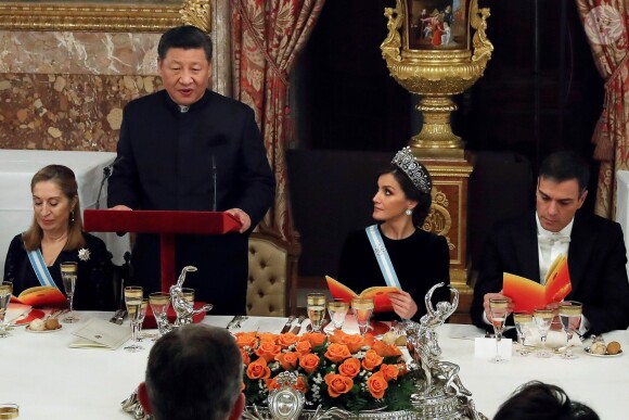 Le roi Felipe VI d'Espagne et la reine Letizia, qui portait pour l'occasion le fabuleux "diadème russe" (ou "loop tiara") de Cartier, ont donné un dîner officiel en l'honneur du président de la République populaire de Chine Xi Jinping et sa femme Peng Liyuan le 28 novembre 2018 au palais royal à Madrid.