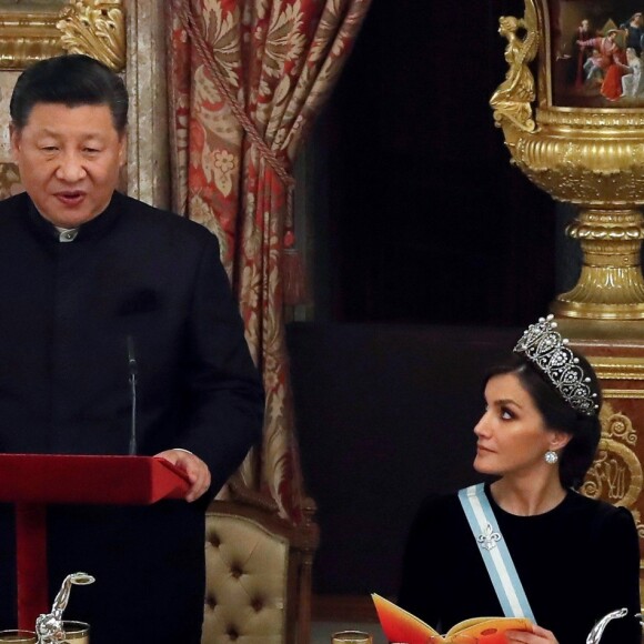 Le roi Felipe VI d'Espagne et la reine Letizia, qui portait pour l'occasion le fabuleux "diadème russe" (ou "loop tiara") de Cartier, ont donné un dîner officiel en l'honneur du président de la République populaire de Chine Xi Jinping et sa femme Peng Liyuan le 28 novembre 2018 au palais royal à Madrid.