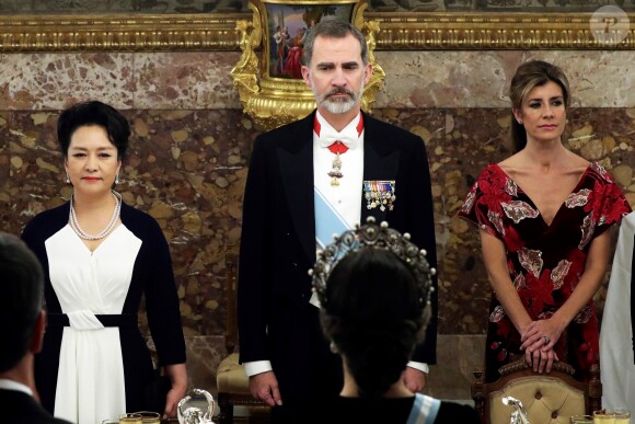 Le roi Felipe VI d'Espagne et la reine Letizia, qui portait pour l'occasion le fabuleux "diadème russe" (ou "loop tiara") de Cartier, ont donné un dîner officiel en l'honneur du président de la République populaire de Chine Xi Jinping et sa femme Peng Liyuan le 28 novembre 2018 au palais royal à Madrid.
