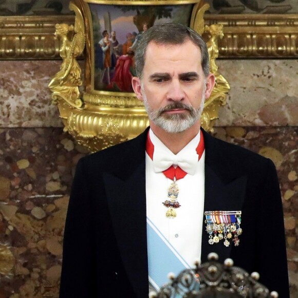Le roi Felipe VI d'Espagne et la reine Letizia, qui portait pour l'occasion le fabuleux "diadème russe" (ou "loop tiara") de Cartier, ont donné un dîner officiel en l'honneur du président de la République populaire de Chine Xi Jinping et sa femme Peng Liyuan le 28 novembre 2018 au palais royal à Madrid.