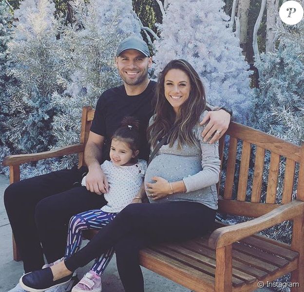 Jana Kramer (enceinte de son deuxième enfant), son époux Mike Caussin et leur fille Jolie Rae. Novembre 2018.