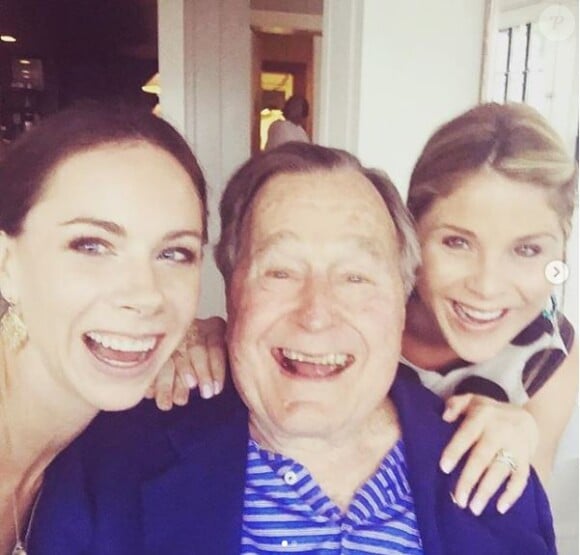 George H.W. Bush entouré de ses petites-filles Jenna et Barbara Bush, photo publiée sur Instagram par Jenna après la mort de l'ancien 41e président des Etats-Unis, le 30 novembre 2018 à 94 ans.