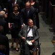  George H.W. Bush, dont le fauteuil est poussé par son fils George W. Bush, lors des obsèques de son épouse Barbara le 21 avril 2018 à Houston. L'ancien président des Etats-Unis est mort à l'âge de 94 ans le 30 novembre 2018. 