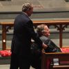 George H.W. Bush, dont le fauteuil est poussé par son fils George W. Bush, lors des obsèques de son épouse Barbara le 21 avril 2018 à Houston. L'ancien président des Etats-Unis est mort à l'âge de 94 ans le 30 novembre 2018.