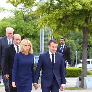 Le président Emmanuel Macron, sa femme Brigitte, Jean-Yves Le Drian, ministre des affaires étrangères, Bernard Rogel, chef de l'état-major particulier du président de la République - Le président de la République Française et sa femme rendent hommages aux victimes du terrorisme d'Etat au Parc de la Mémoire à Buenos Aires le 29 novembre 2018. © Stéphane Lemouton / Bestimage