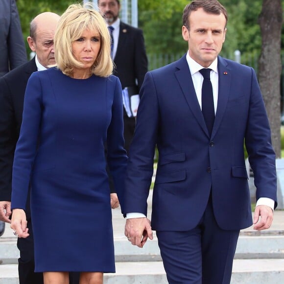 Le président Emmanuel Macron et sa femme Brigitte - Le président de la République Française et sa femme rendent hommages aux victimes du terrorisme d'Etat au Parc de la Mémoire à Buenos Aires le 29 novembre 2018. © Stéphane Lemouton / Bestimage